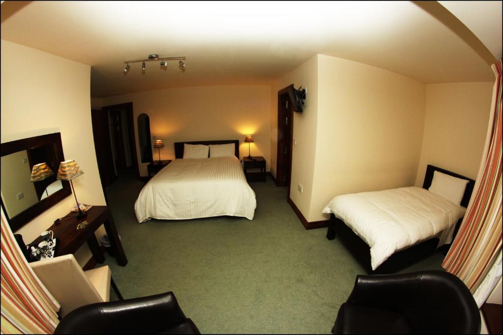All The Twos Lodge Clifden Room photo